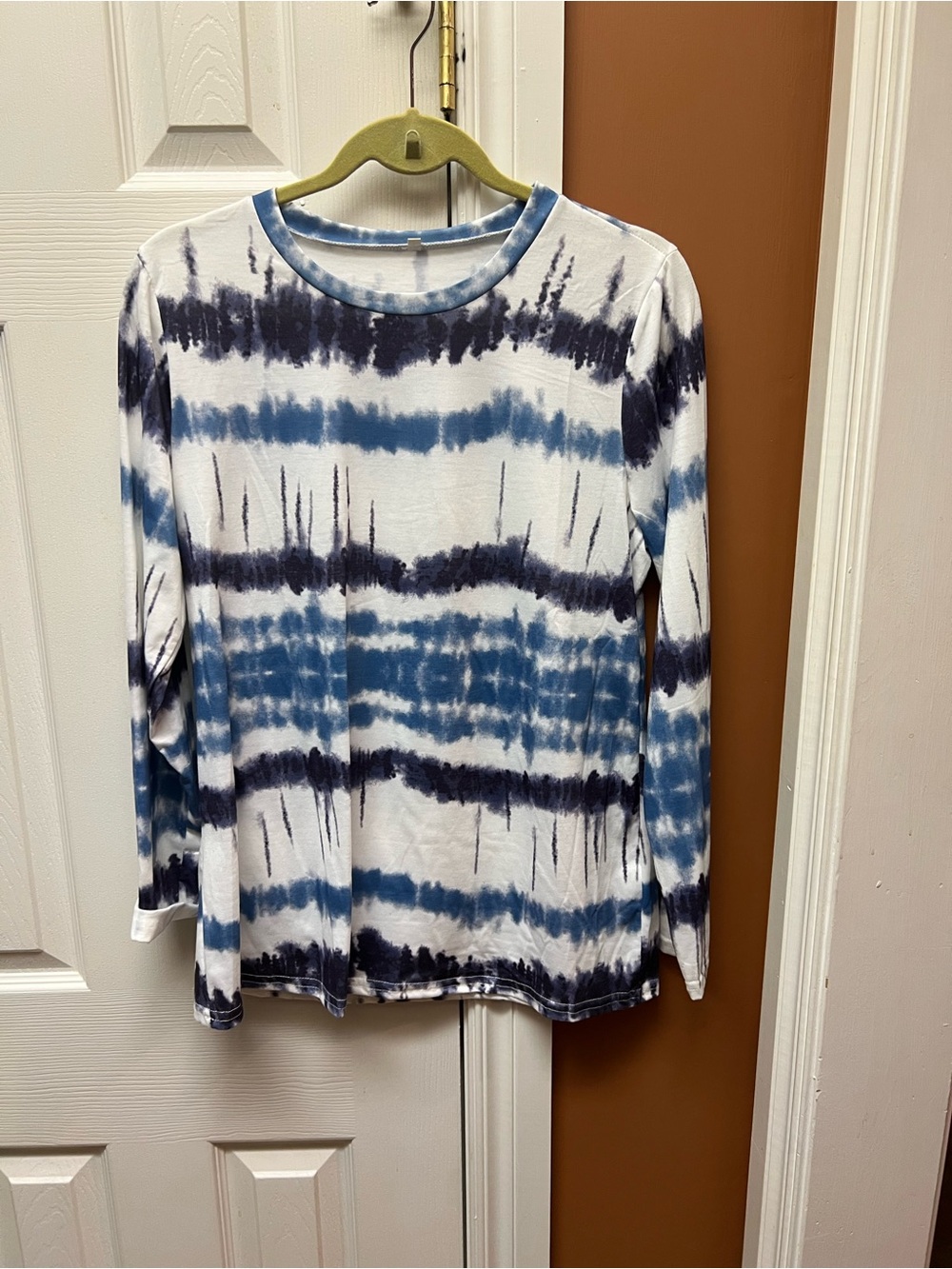 Women’s Long-Sleeve Tie-Dye Crew Neck Top - Blue & White